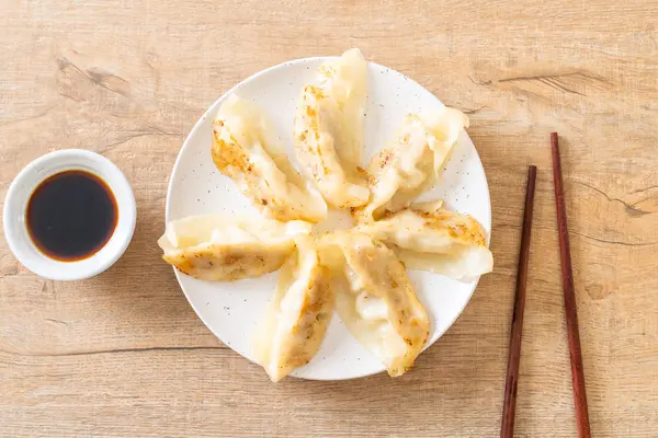 Japon gyoza 'sı ya da soya soslu hamur tatlısı.