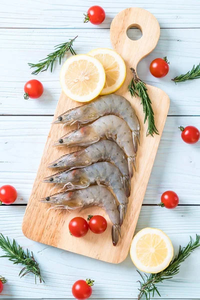 taze karides veya karides malzemelerle ahşap tahta üzerinde ham