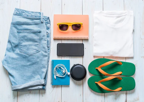 Gezgin, yaz tatili ahşap arka plan üzerinde erkek casual kıyafetler