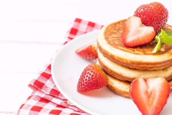 taze çilek ile sufle gözleme