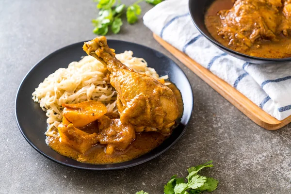 Şehriye - Asya gıda tarzı ile tavuk Massaman köri hamur