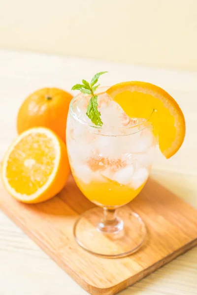 Suco Laranja Com Refrigerante Mesa Madeira — Fotografia de Stock