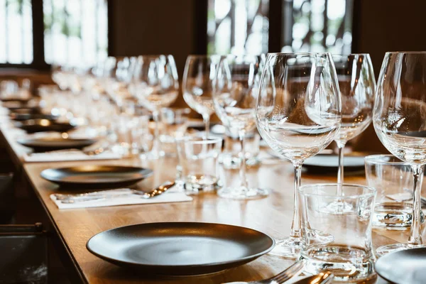 yemek tablo set - seçici odak noktası üzerinde boş bardak