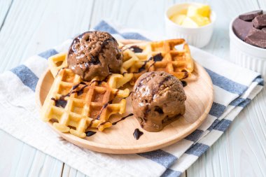 Çikolatalı dondurma waffle ve çikolata sosu ile