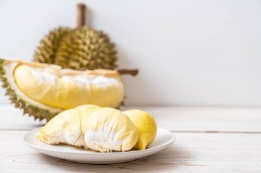 Ahşap zemin üzerinde taze Durian meyvesi