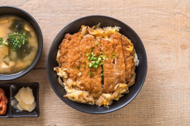 Kızarmış domuz pirzolası kasesi (Katsudon) - Japon yemek tarzı