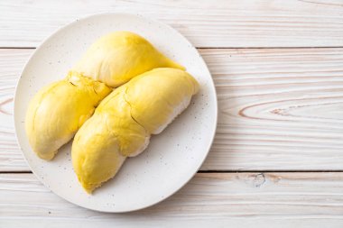 Ahşap zemin üzerinde taze Durian meyvesi
