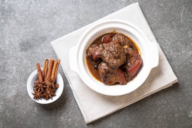 herb - Phuket Tayland geleneksel gıda tarzı ile domuz eti güveç