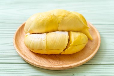 Ahşap zemin üzerinde taze Durian meyvesi