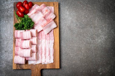 Ahşap tahta üzerinde çiğ domuz pastırma dilimlenmiş