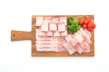 Dilimlenmiş domuz pastırması beyaz arka planda izole edilmiş.