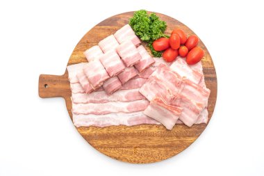 Dilimlenmiş domuz pastırması beyaz arka planda izole edilmiş.