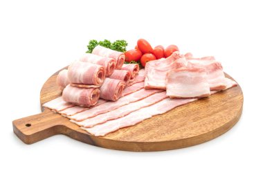 Dilimlenmiş domuz pastırması beyaz arka planda izole edilmiş.