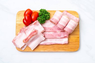 Ahşap tahta üzerinde çiğ domuz pastırma dilimlenmiş