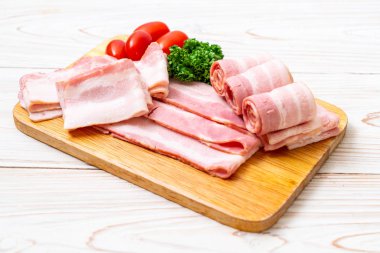 Ahşap tahta üzerinde çiğ domuz pastırma dilimlenmiş