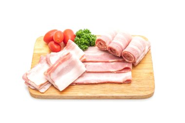 Dilimlenmiş domuz pastırması beyaz arka planda izole edilmiş.