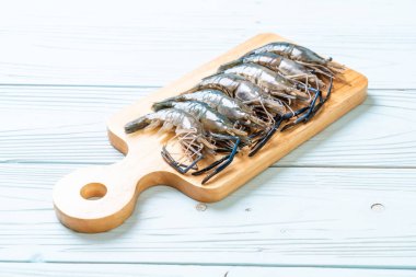 kesme tahtası üzerinde taze mavi karides