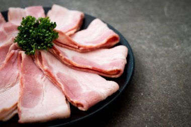Çiğ domuz pastırma tabağa dilimlenmiş