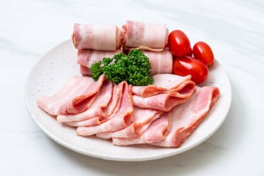Çiğ domuz pastırma tabağa dilimlenmiş