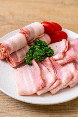 Çiğ domuz pastırma tabağa dilimlenmiş