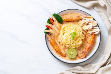 Baharatlı karides spagetti makarna (Tom Yum Goong) - İtalyan Füzyon gıda tarzı