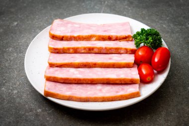 dilimlenmiş taze çiğ pastırma Barbekü