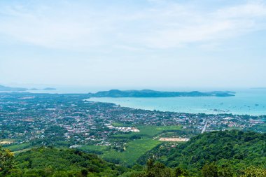 Phuket şehir manzarası ile deniz plaj ve mavi gökyüzü