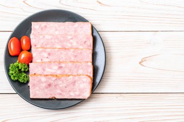 dilimlenmiş taze çiğ pastırma Barbekü