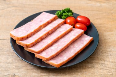 dilimlenmiş taze çiğ pastırma Barbekü