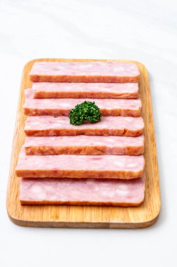 dilimlenmiş taze çiğ pastırma Barbekü