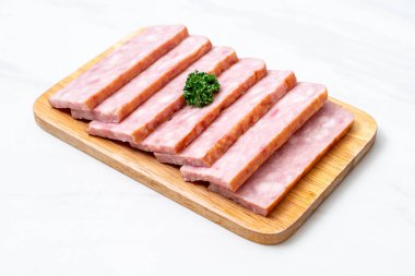 dilimlenmiş taze çiğ pastırma Barbekü