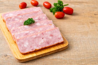 dilimlenmiş taze çiğ pastırma Barbekü