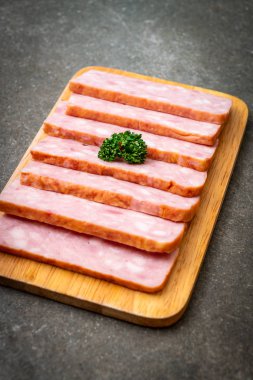 dilimlenmiş taze çiğ pastırma Barbekü