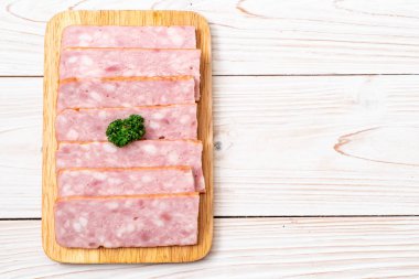 dilimlenmiş taze çiğ pastırma Barbekü