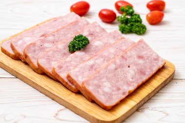 dilimlenmiş taze çiğ pastırma Barbekü