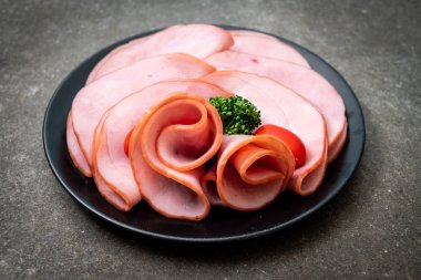 tabağa dilimlenmiş jambon füme