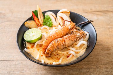 Baharatlı karides udon ramen noodle (Tom Yum Goong) - Japon füzyon gıda tarzı