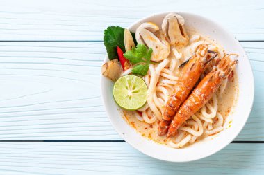 Baharatlı karides udon ramen noodle (Tom Yum Goong) - Japon füzyon gıda tarzı