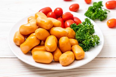 domuz eti kokteyl sosisi plaka üzerinde