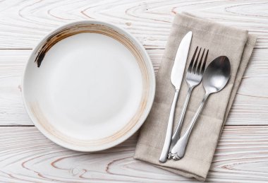 boş tabak kaşık çatal ve bıçak masada