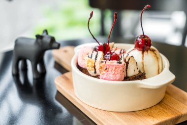 pişmiş hatmi ve dondurma kase ile çikolatalı kek