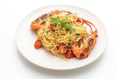 ızgara karides ve beyaz arka plan üzerinde izole domates ile tavada kızartılmış spagetti
