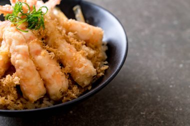 kızarmış karides tempura üzerinde beyaz surat - Japon yemekleri stil tepesinde