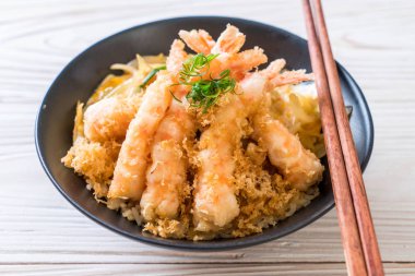 kızarmış karides tempura üzerinde beyaz surat - Japon yemekleri stil tepesinde