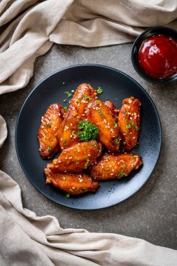 Beyaz susamlı ızgara tavuk kanadı.