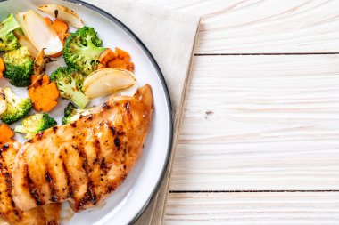 çukurunu tavuk göğsü biftek sebze (brokoli, havuç, soğan ile)