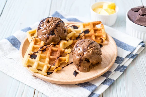 Çikolatalı dondurma waffle ve çikolata sosu ile