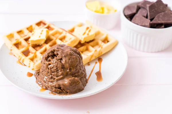 초콜릿 아이스크림 와플과 카라멜 소스와 — 스톡 사진