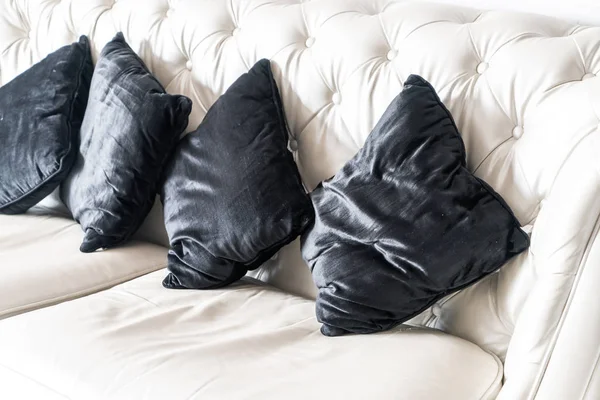 Oturma odasındaki kanepede rahat bir yastık.