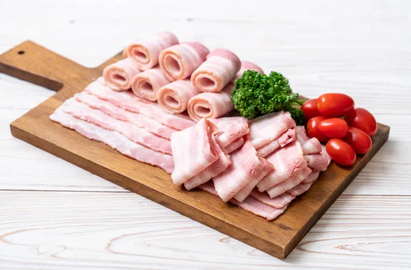 Ahşap tahta üzerinde çiğ domuz pastırma dilimlenmiş